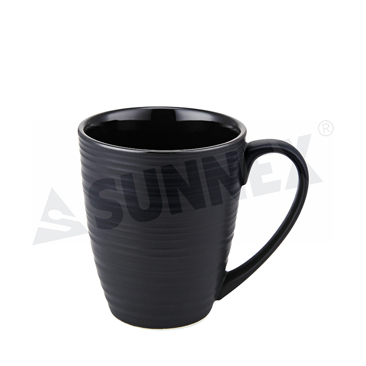 Tasse en porcelaine de couleur noire