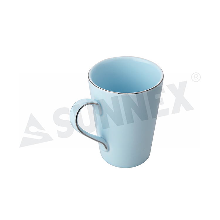 Tasse en porcelaine de couleur bleue