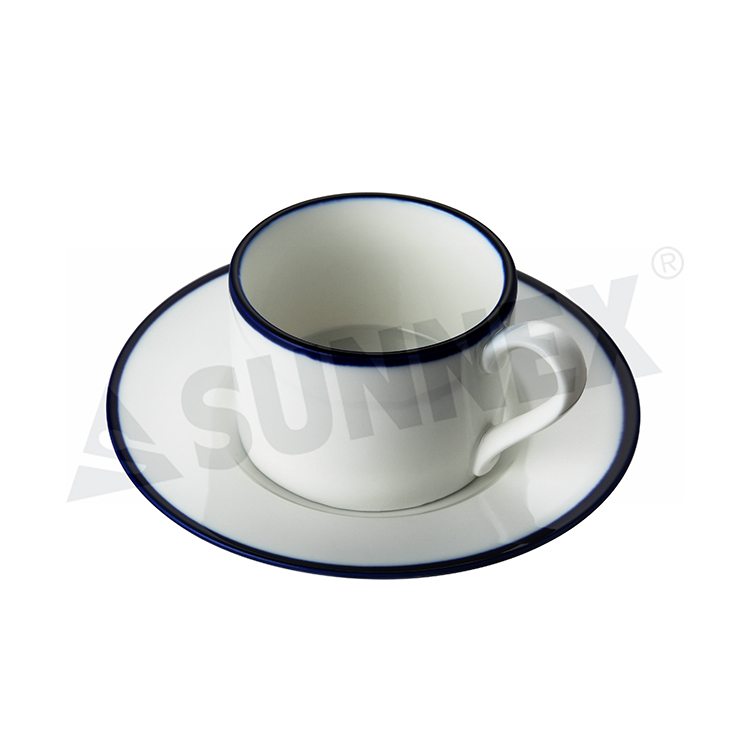 Tasse à café en porcelaine avec bord bleu