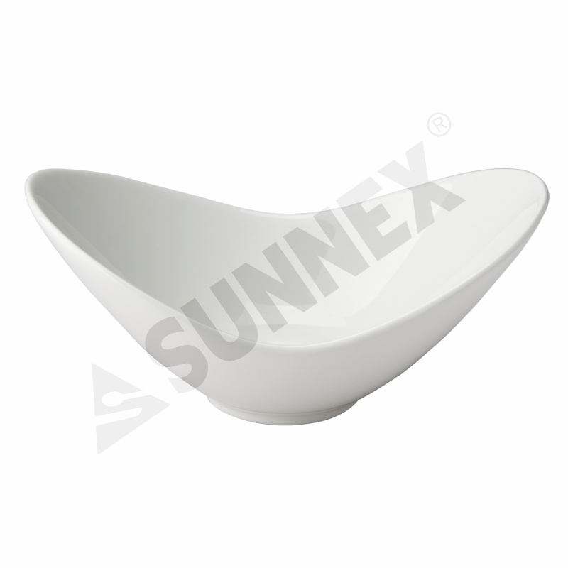 Plat en forme de bateau en porcelaine de couleur blanche